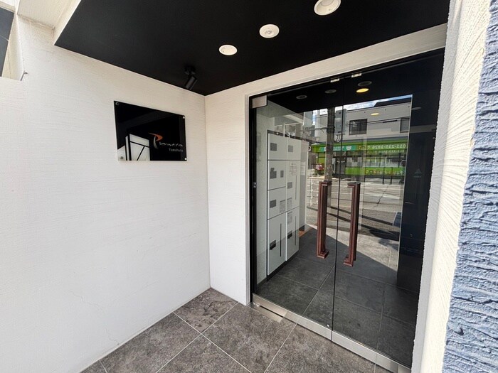 物件外観写真4　(エントランス部分)