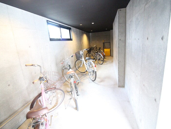 物件外観写真4　(駐輪場)