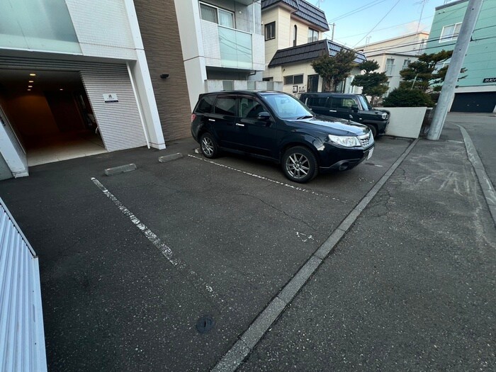 物件外観写真4　(駐車場)