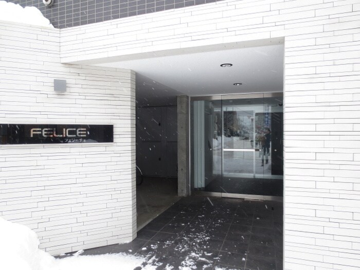 物件外観写真6　(エントランス部分)