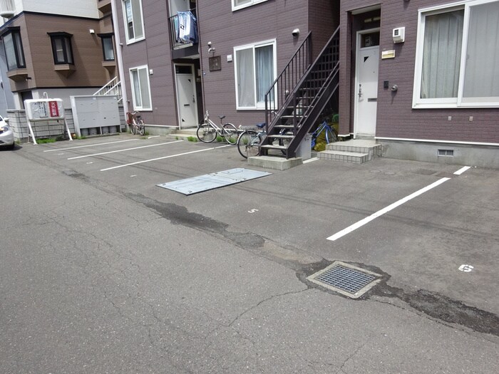 物件外観写真5　(駐車場)
