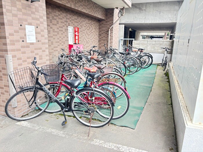 物件外観写真4　(駐輪場)