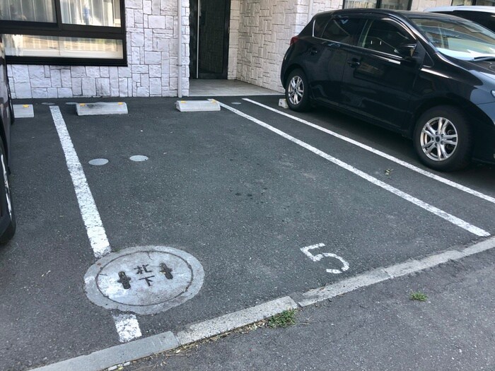 物件外観写真6　(駐車場)