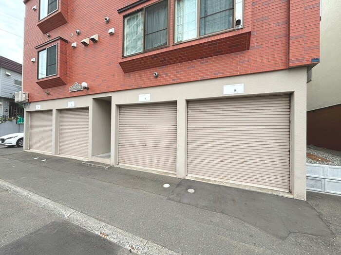 物件外観写真5　(駐車場)