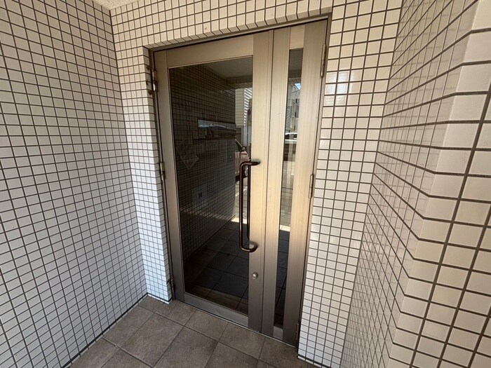 物件外観写真4　(エントランス部分)