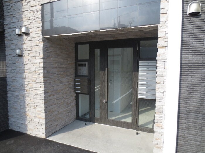 物件外観写真2　(エントランス部分)