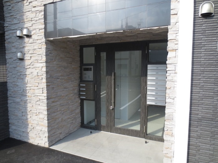 物件外観写真2　(エントランス部分)