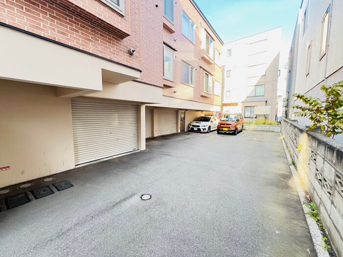 物件外観写真3　(駐車場)