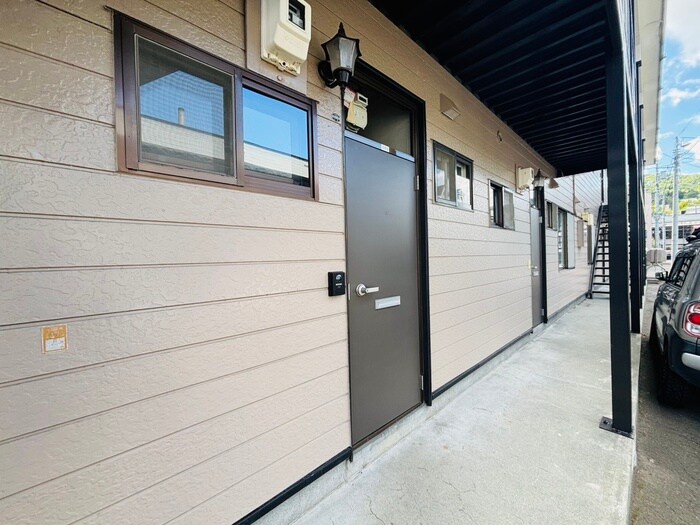 物件外観写真4　(エントランス部分)