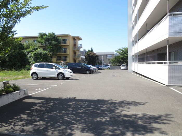 物件外観写真3　(駐車場)