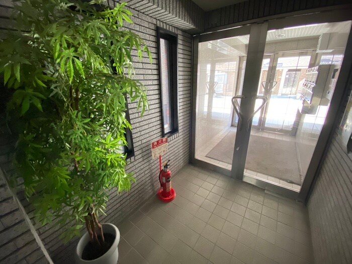 物件外観写真6　(エントランス部分)