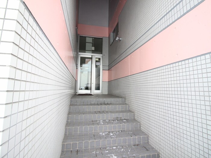 物件外観写真3　(エントランス部分)