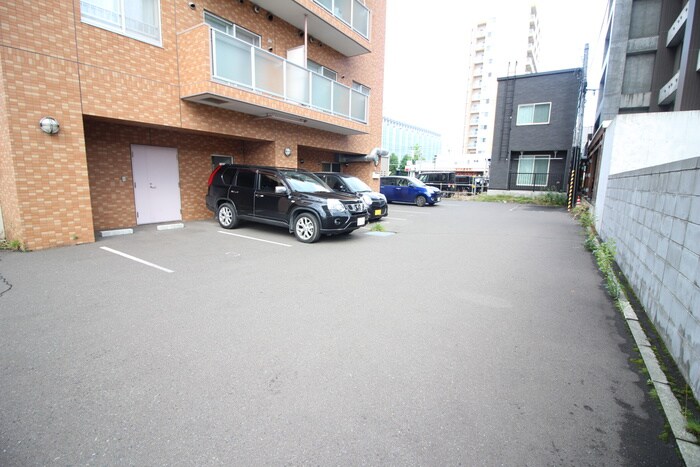 物件外観写真3　(駐車場)