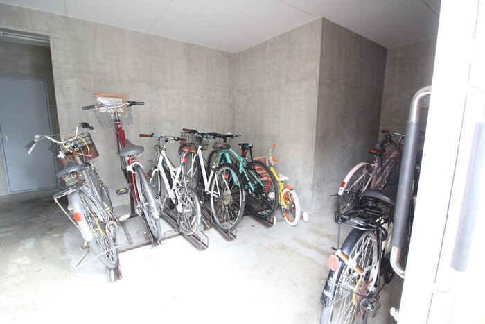 物件外観写真4　(駐輪場)