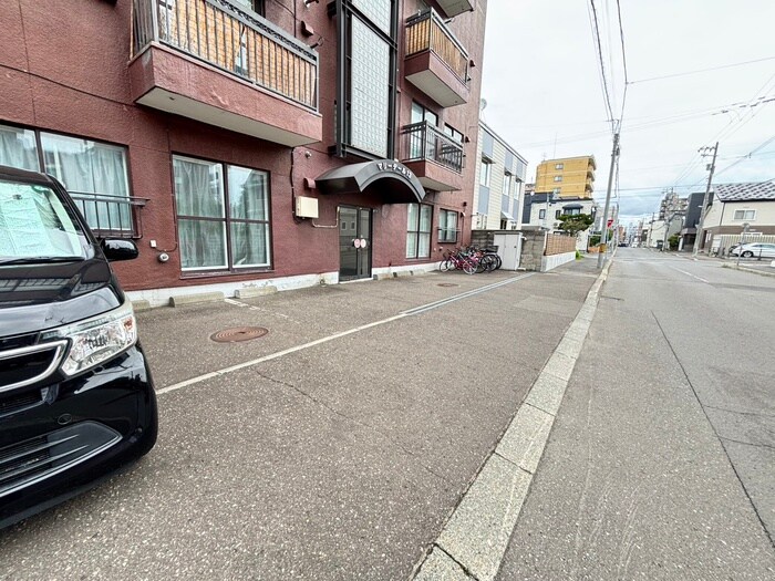 物件外観写真3　(駐車場)