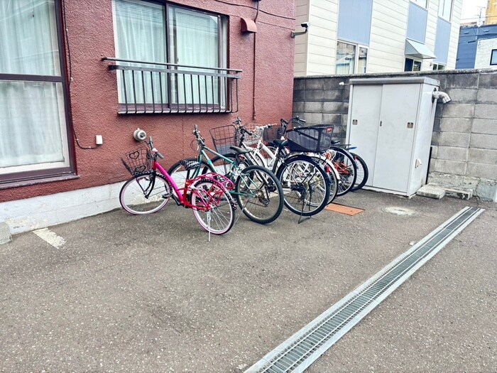 物件外観写真4　(駐輪場)