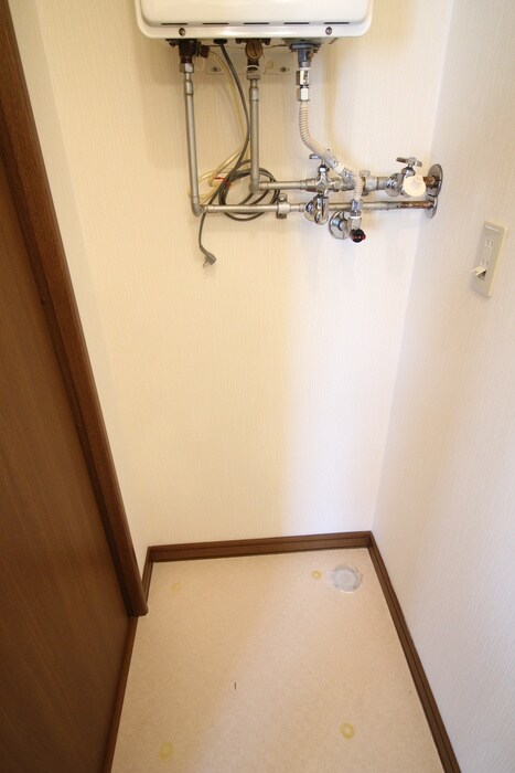 物件内観写真16　(洗濯機置場)