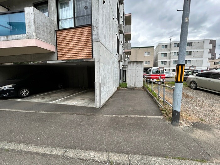 物件外観写真3　(駐車場)