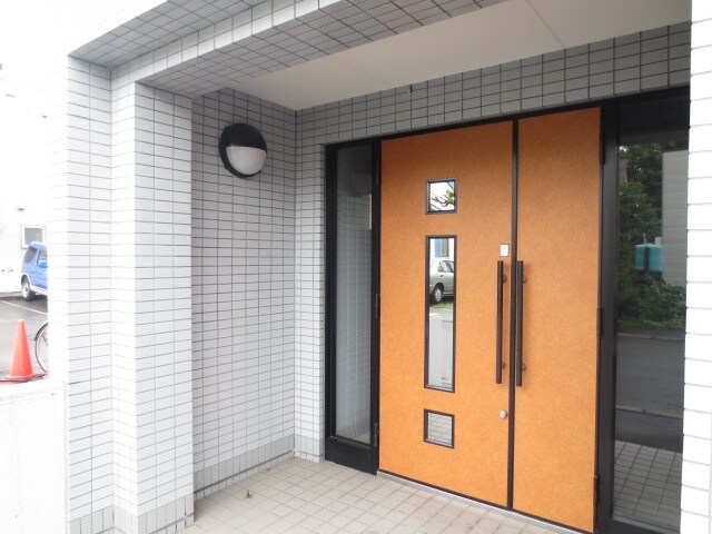 物件外観写真3　(エントランス部分)