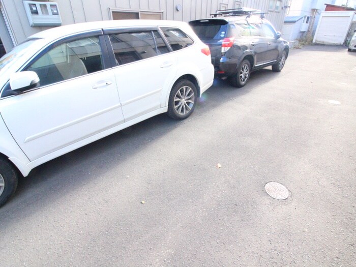 物件外観写真4　(駐車場)