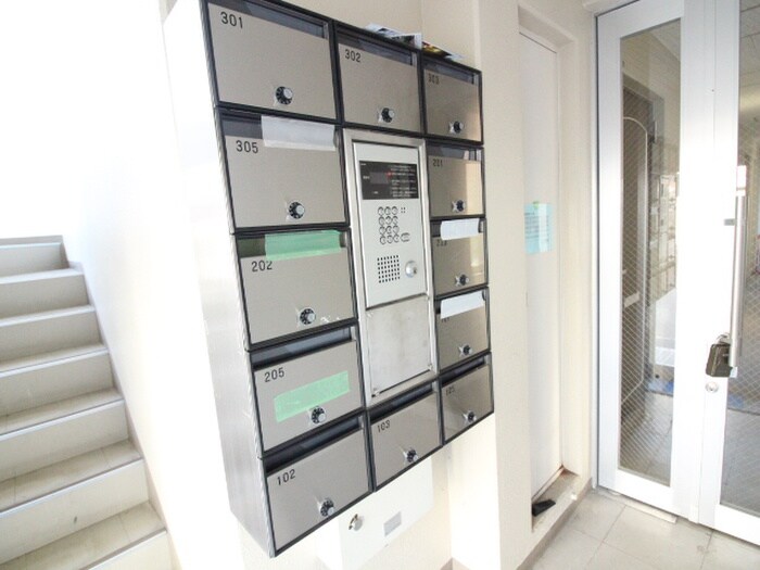 物件外観写真6　(エントランス部分)