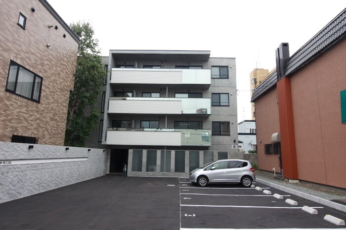 物件外観写真2　(駐車場)