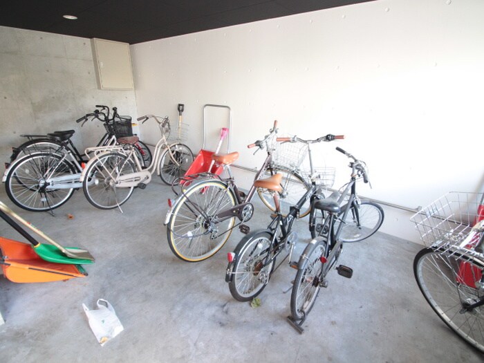 物件外観写真5　(駐輪場)