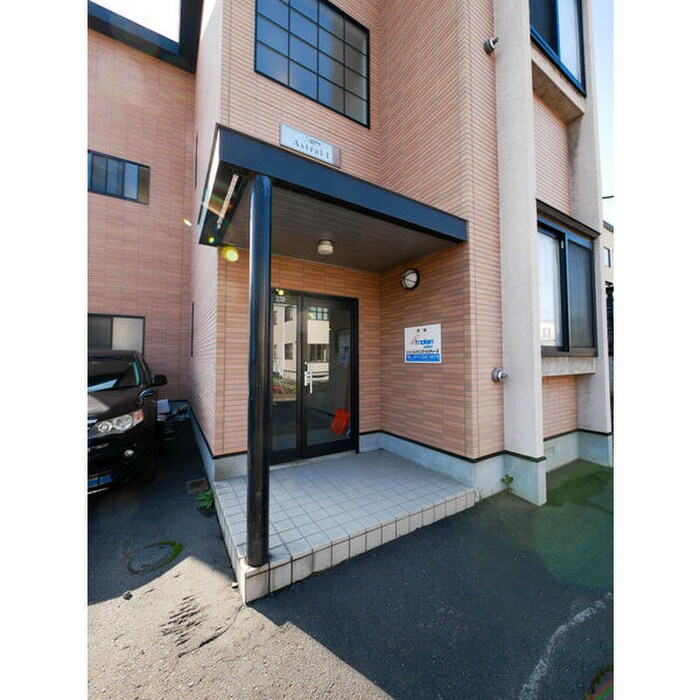 物件外観写真4　(エントランス部分)