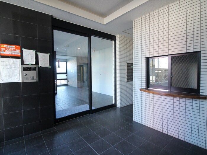 物件外観写真6　(エントランス部分)