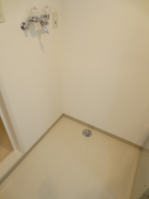 物件内観写真18　(洗濯機置場)