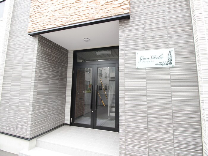 物件外観写真5　(エントランス部分)