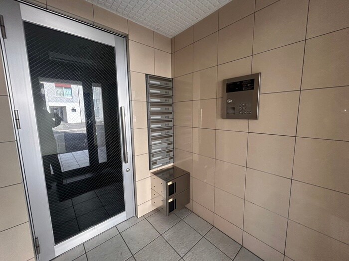 物件外観写真4　(エントランス部分)