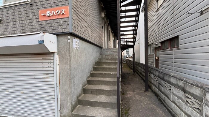 物件外観写真4　(エントランス部分)