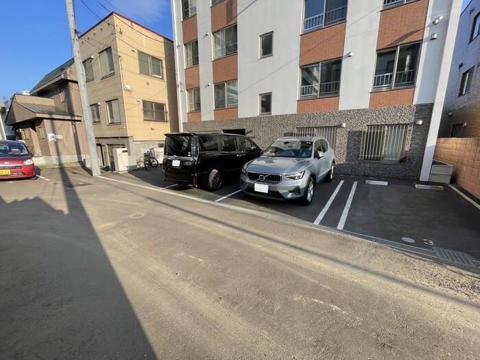 物件外観写真3　(駐車場)