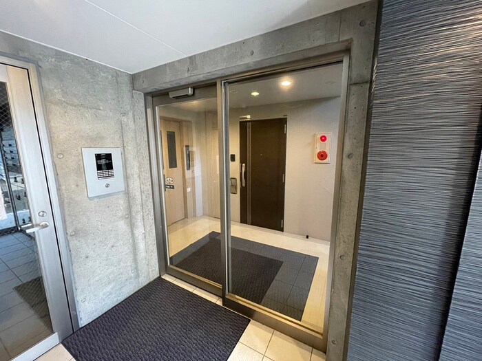 物件外観写真4　(エントランス部分)