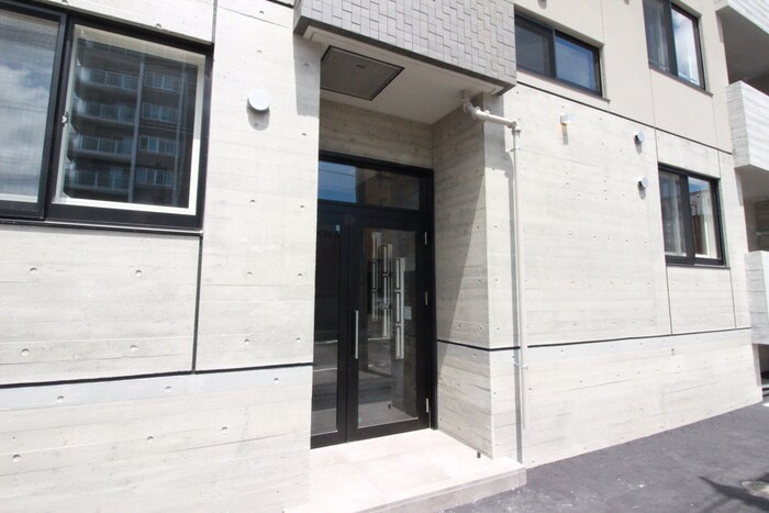 物件外観写真4　(エントランス部分)