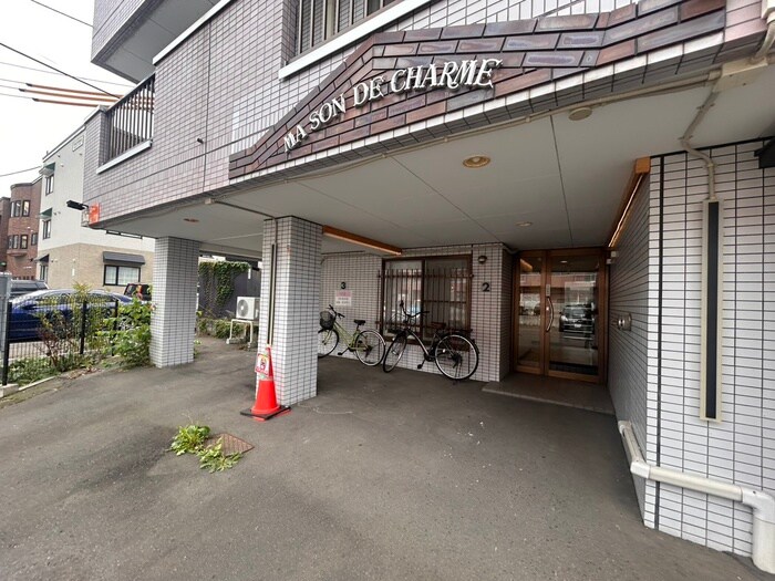 物件外観写真3　(エントランス部分)