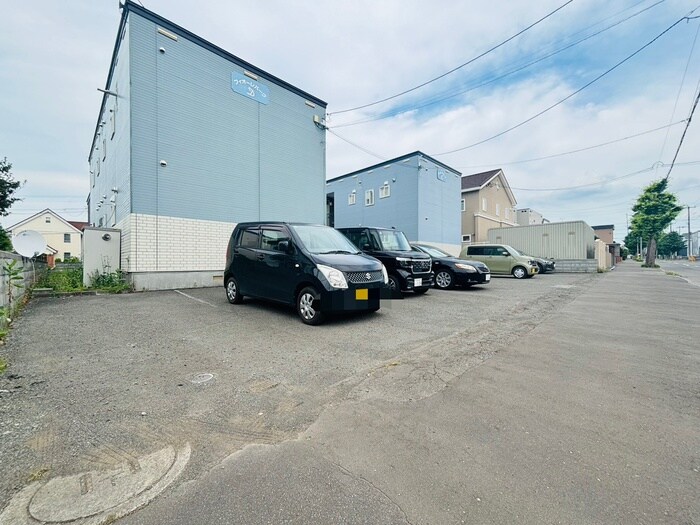 物件外観写真4　(駐車場)