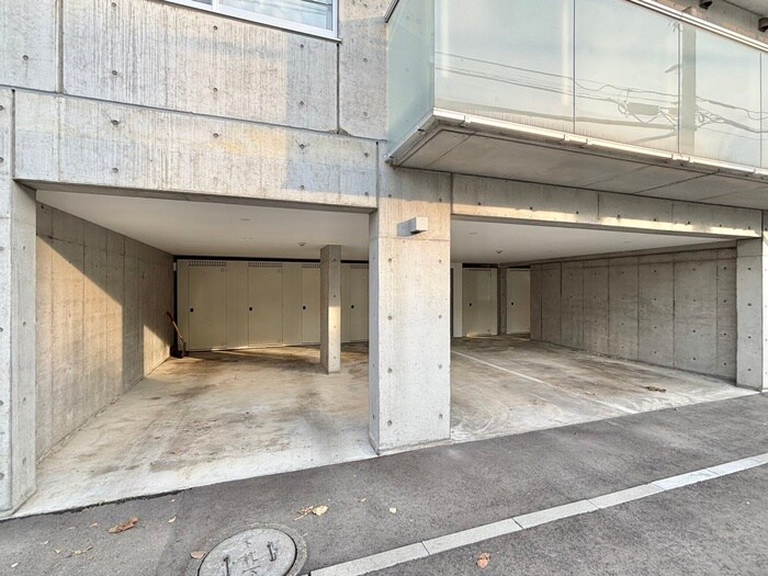 物件外観写真5　(駐車場)