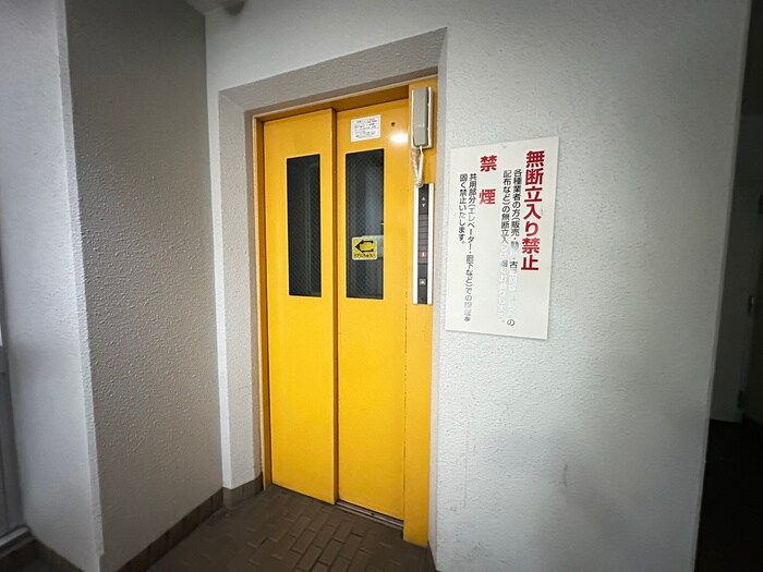 物件外観写真4　(エントランス部分)