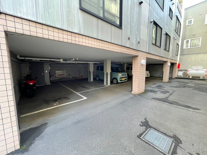 物件外観写真4　(駐車場)