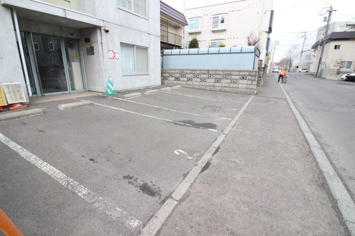 物件外観写真3　(駐車場)
