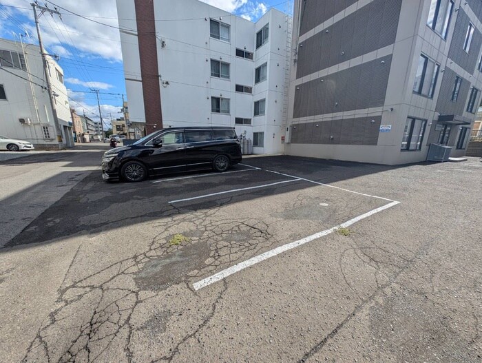 物件外観写真3　(駐車場)