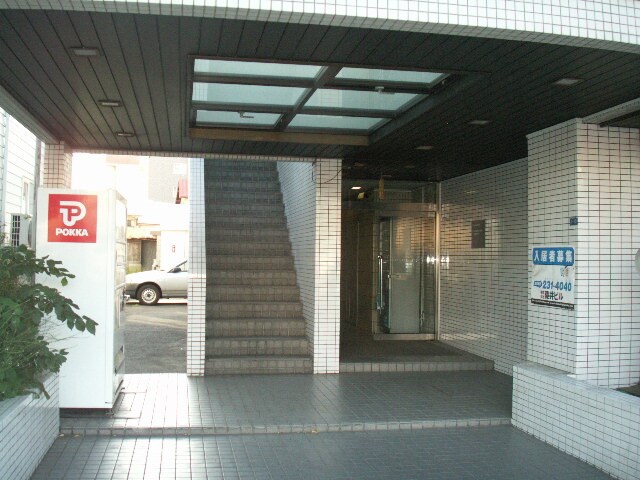 物件外観写真2　(エントランス部分)