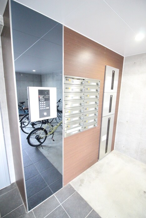 物件外観写真6　(エントランス部分)