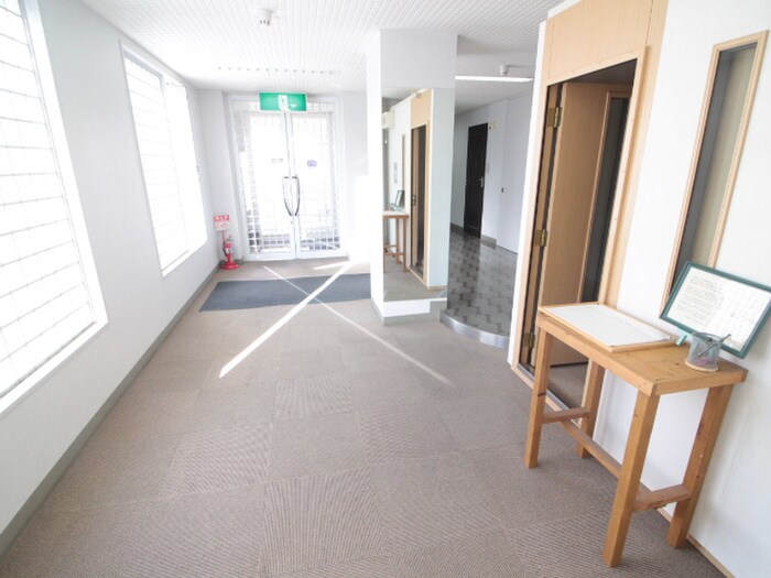 物件外観写真5　(エントランス部分)