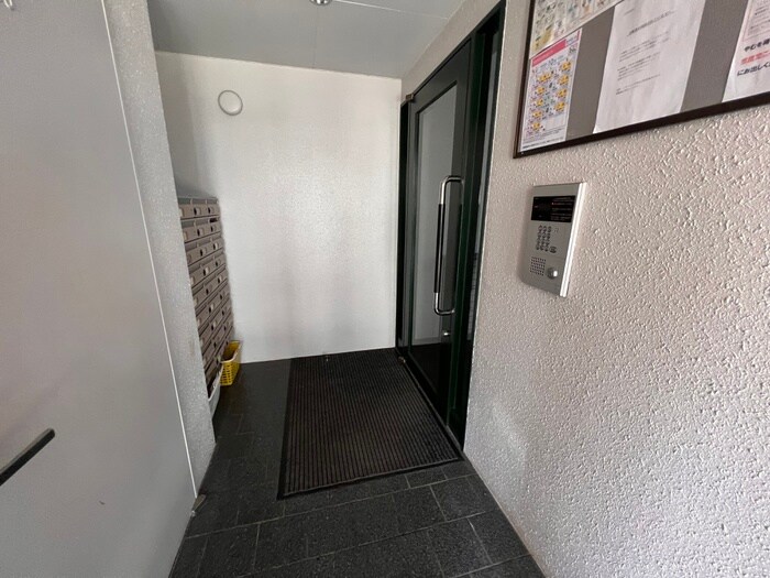 物件外観写真4　(エントランス部分)