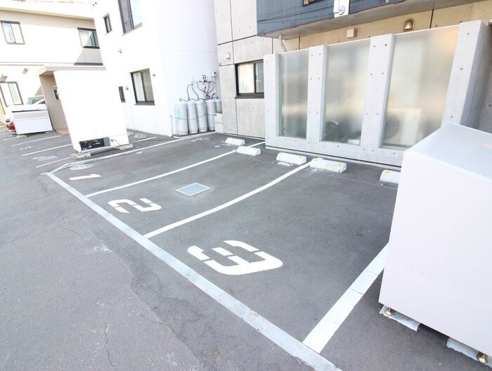 物件外観写真3　(駐車場)