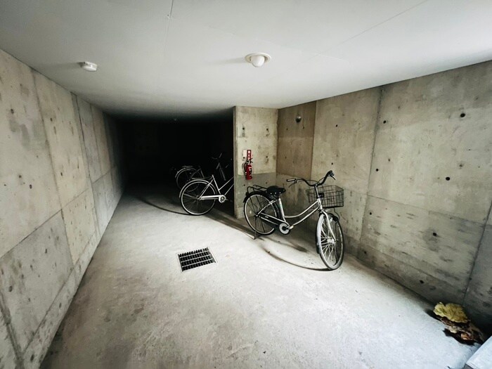 物件外観写真4　(駐輪場)