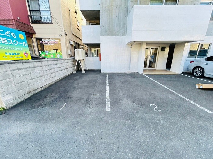 物件外観写真2　(駐車場)